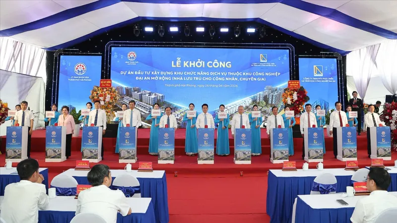 Các đại biểu thực hiện nghi thức khởi công dự án