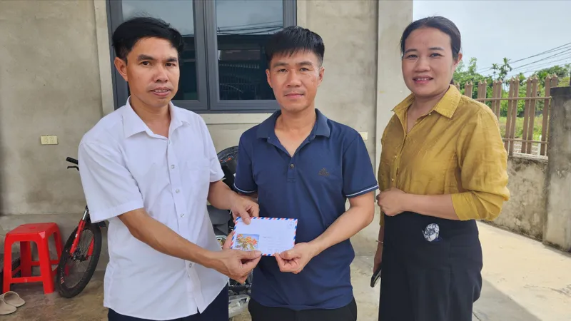Đại diện UBND xã Thạch Hà trao 20 triệu đồng của bạn đọc Báo SGGP cho anh Nguyễn Hữu Việt (cha của Nguyễn Thị Triệu Vy)