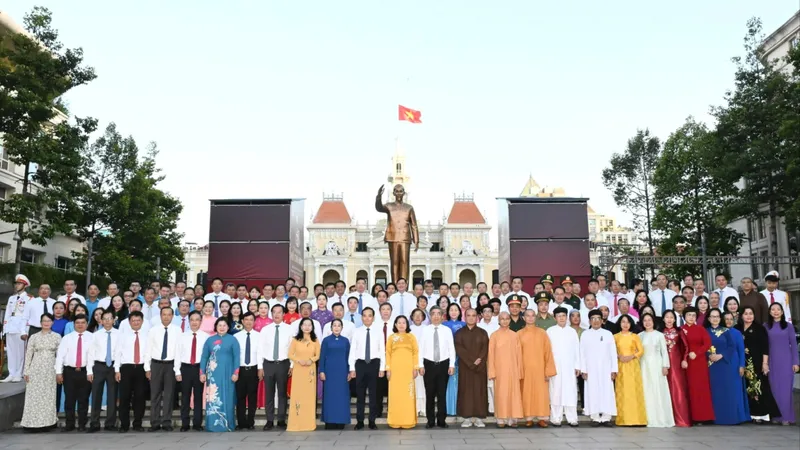 Đoàn lãnh đạo TPHCM dâng hoa tưởng nhớ Chủ tịch Hồ Chí Minh