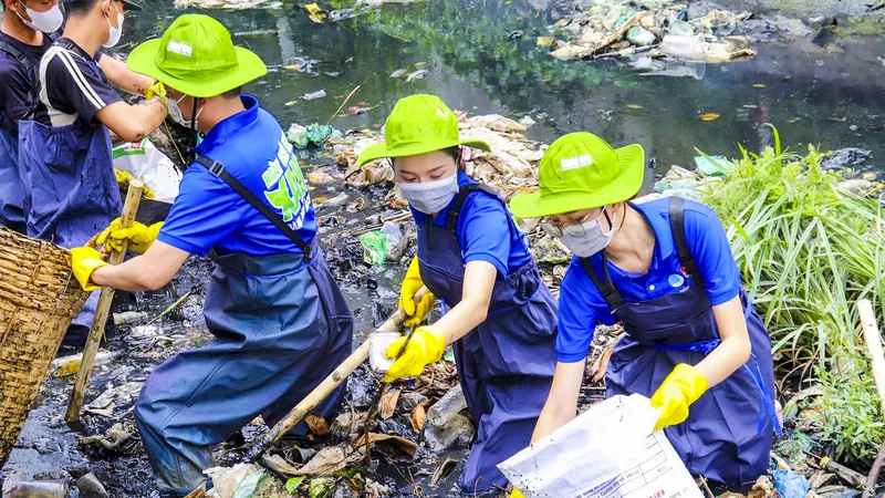 Đoàn viên, thanh niên chung tay làm sạch kênh rạch. Ảnh: CẨM TUYẾT