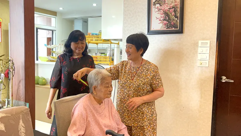 Thầy thuốc nhân dân Tạ Thị Chung trong khoảnh khắc thân thương, đầm ấm bên con dâu (kỹ sư Hải Yến, bên phải) và con gái (dược sĩ Thanh Thủy) 