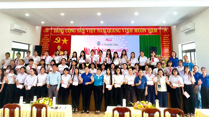 Lãnh đạo Hội Liên hiệp Phụ nữ đặc khu Côn Đảo và đại diện đơn vị tài trợ cùng các em nữ sinh nhận học bổng “Nữ sinh hiếu học vượt khó” tại buổi lễ