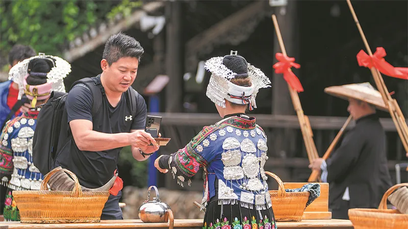 Trải nghiệm văn hóa tại Tây Giang Thiên Hộ Miêu Trại. Ảnh: CHINA DAILY