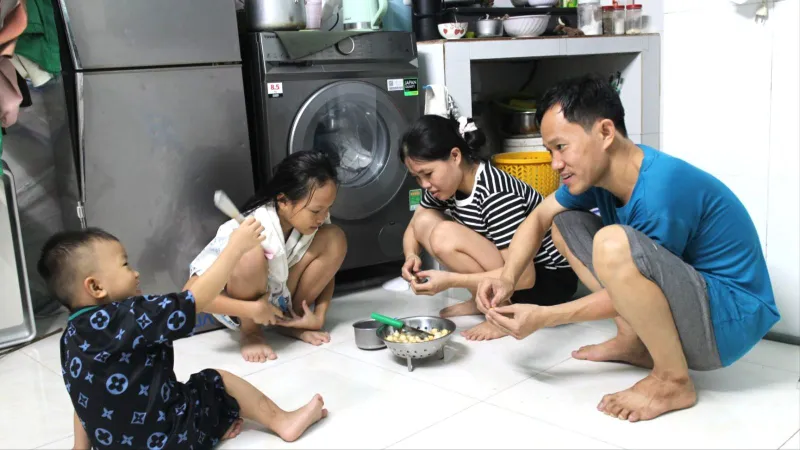 Gia đình anh Trần Độ và chị Võ Thị Giá mong sẽ được thuê một căn hộ tươm tất với giá hợp lý. Ảnh: HỒNG ĐÀO