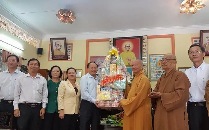 Phó Bí thư Thường trực Thành ủy TPHCM Tất Thành Cang và các thành viên trong đoàn chúc mừng chư tôn đức Ban Trị sự Giáo hội Phật giáo Việt Nam TPHCM. Ảnh: HOÀI NAM