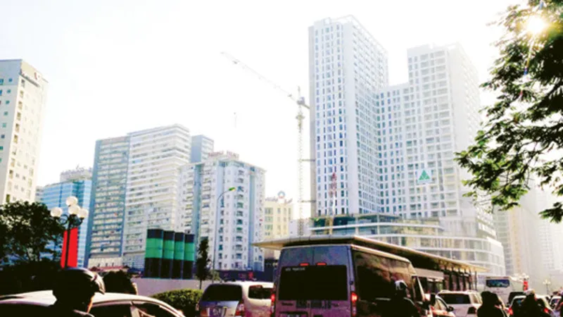 Khu vực nội đô thành phố Hà Nội đang bội thực với hàng loạt chung cư cao tầng, gây áp lực lớn lên hạ tầng đô thị và là nguyên nhân chính gây ùn tắc giao thông