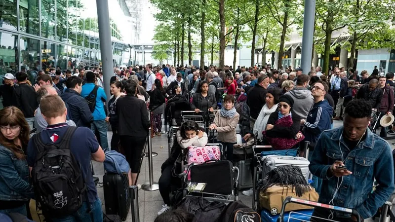 Hàng ngàn hành khách của British Airway chờ đợi tại sân bay Heathrow, ngày 27/5. 