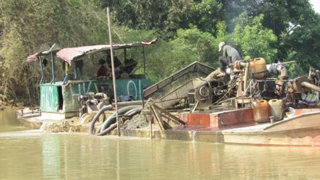 Một tàu khai thác cát trái phép trên sông Đồng Nai.
