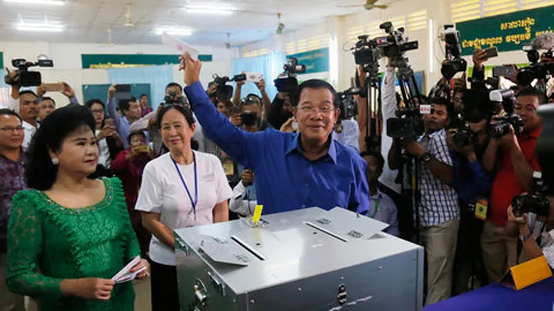 Thủ tướng Hun Sen đi bầu hội đồng phường, xã - Ảnh: Phnom Penh Post