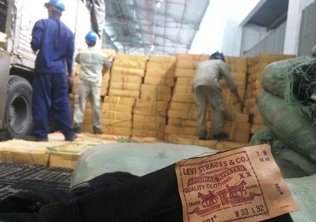 Lực lượng chức năng đưa lô hàng đi tiêu hủy.