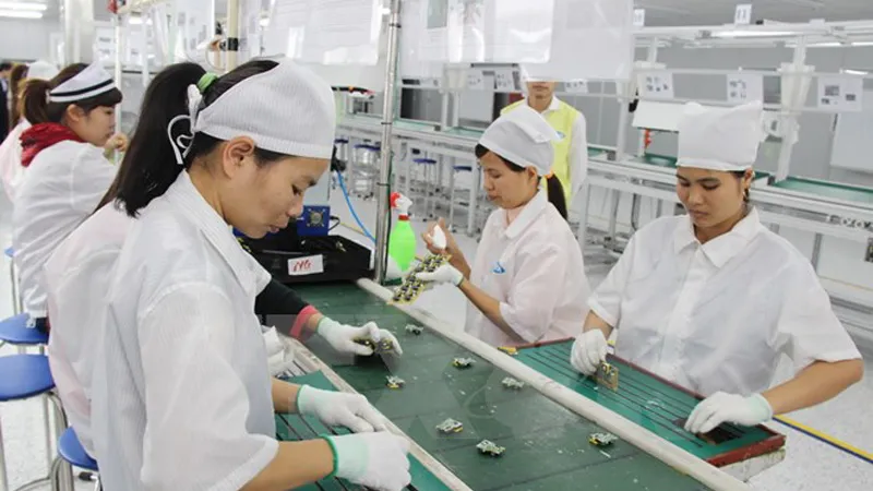 Sản xuất phụ kiện điện thoại di động tại một doanh nghiệp 100% vốn Hàn Quốc tại Thái Nguyên. (Nguồn: TTXVN)