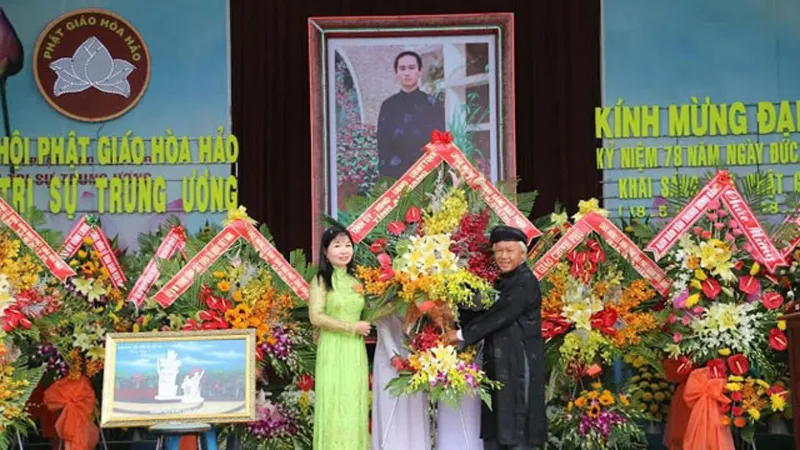 Bà Trần Thị Thanh Hương, Chủ tịch Ủy ban Mặt trận Tổ quốc Việt Nam tỉnh An Giang tặng hoa cho Ban Trị sự Trung ương Giáo hội Phật giáo Hòa Hảo. Ảnh: baonhandan