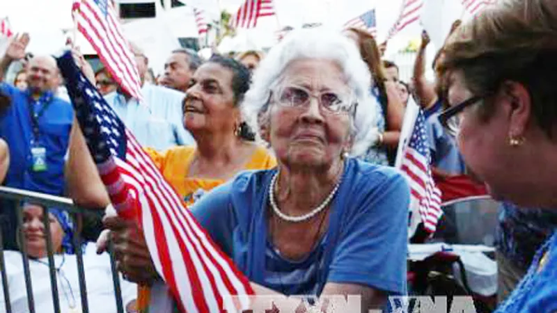 Người dân Puerto Rico vui mừng sau khi kết quả ủng hộ quy chế trở thành bang thứ 51 của Mỹ được công bố ngày 11/6. Ảnh: EPA/TTXVN