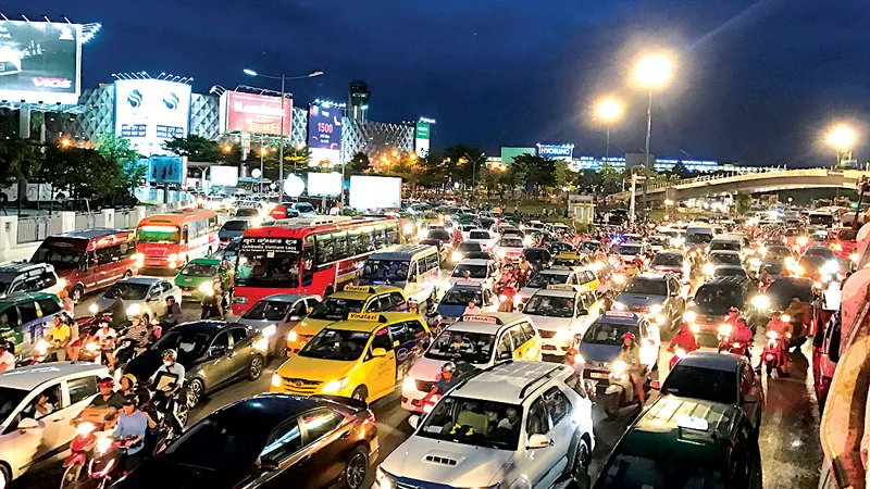 TPHCM: Mưa lớn, kẹt xe trầm trọng trên nhiều tuyến đường