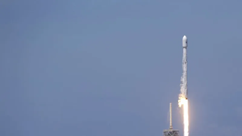 SpaceX đưa thành công 10 vệ tinh viễn thông lên quỹ đạo