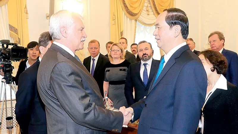 Chủ tịch nước Trần Đại Quang gặp Thống đốc thành phố Saint Peterburg Georgy Poltavchenko