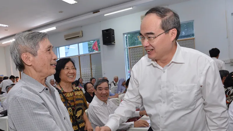 Bí thư Thành uỷ TPHCM Nguyễn Thiện Nhân trao đổi tại Hội nghị lần thứ 8 nhiệm kỳ X của Uỷ ban Mặt trận Tổ quốc Việt Nam TPHCM.Ảnh:Việt Dũng