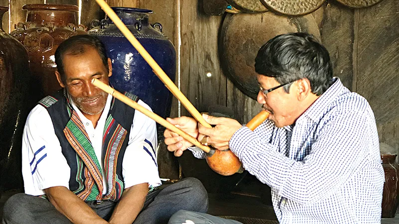 Nhạc sĩ Nguyễn Tấn Hùng say sưa tìm hiểu thanh âm một loại nhạc cụ dân tộc
