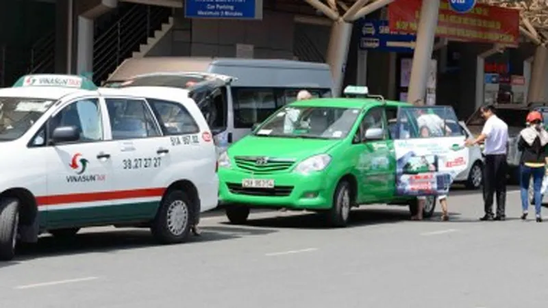 Taxi truyền thống chịu nhiều thuế, phí cao so với Grab, Uber là không đúng