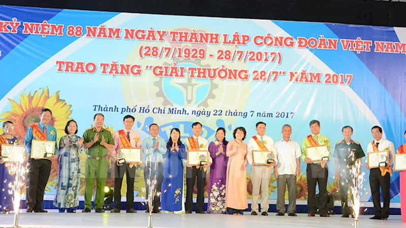 Tuyên dương 12 thủ lĩnh công đoàn xuất sắc