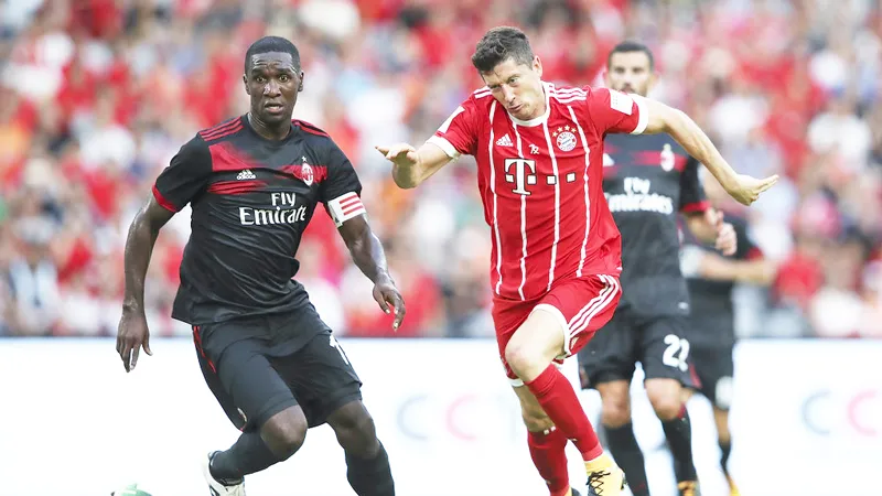 Robert Lewandowski (phải) đã không thể đe dọa được khung thành của AC Milan, dù chỉ một lần.