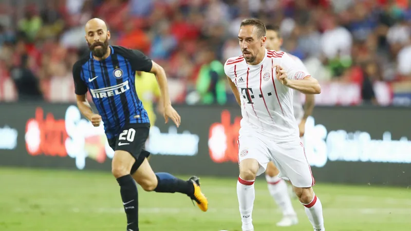  Bayern Munich (phải) trong trận thua 0-2 trước Inter Milan tại Singapore 