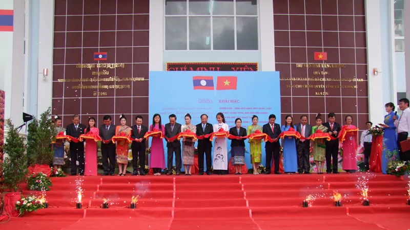 - Lãnh đạo TPHCM và lãnh đạo tỉnh Xiêng Khoảng cắt băng khai mạc triển lãm ảnh