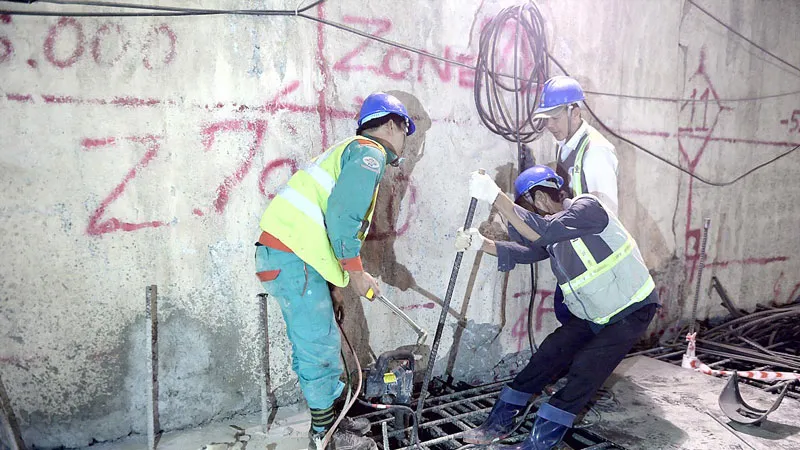 Các công nhân đang thi công tuyến đường sắt đô thị số 1 Bến Thành - Suối Tiên
