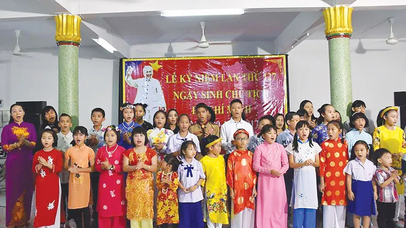 Các cháu bé ở Udon Thani đồng ca bài Ai yêu Bác Hồ Chí Minh hơn thiếu niên nhi đồng