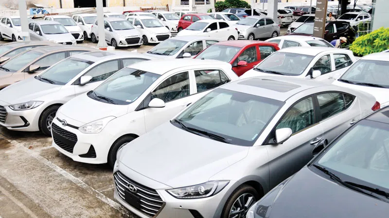 Xe ô tô được bày bán tại một cửa hàng ở TPHCM Ảnh: Thành Trí