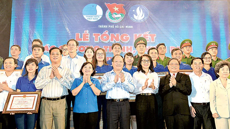 Phó Bí thư Thường trực Thành ủy TPHCM Tất Thành Cang chúc mừng các chiến sĩ Mùa hè xanh. Ảnh: VIỆT DŨNG