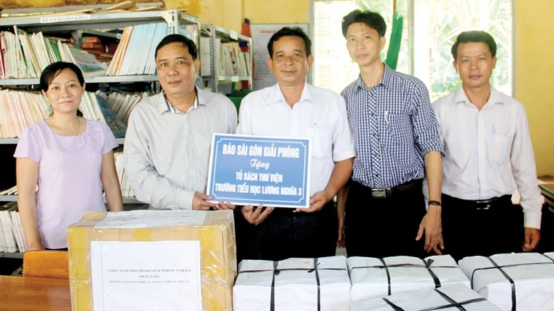 5 tủ sách tặng các trường của Hậu Giang