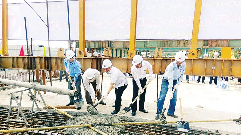 Cầu Nhị Thiên Đường 1 đã chính thức được hợp long sau 8 tháng thi công sửa chữa, nâng cấp.