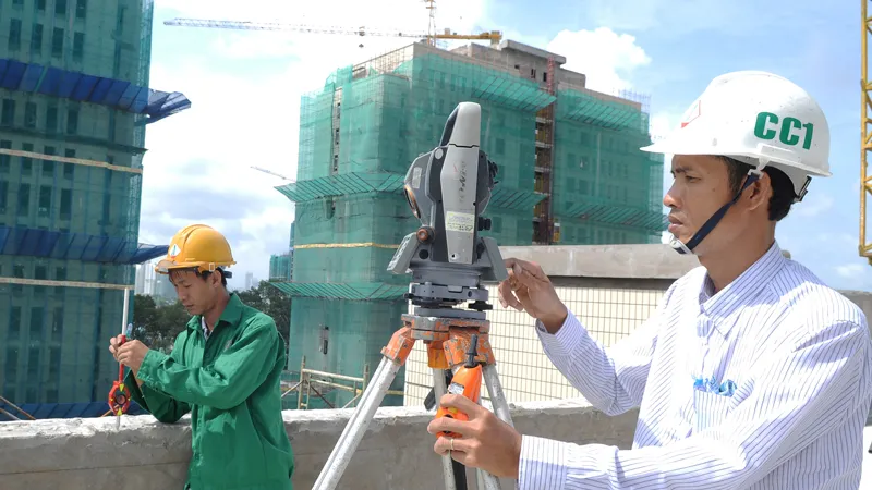Công nhân Tổng công ty Xây dựng số 1 thi công trên công trình Ảnh: THÀNH TRÍ