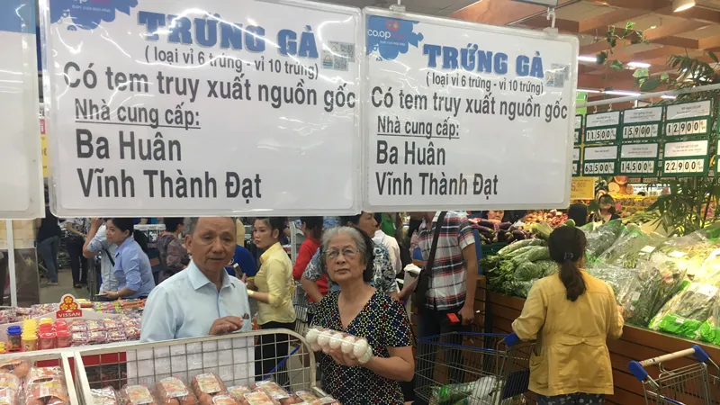 Người tiêu dùng mua trứng có truy xuất nguồn gốc tại siêu thị Co.opmart Đinh Tiên Hoàng