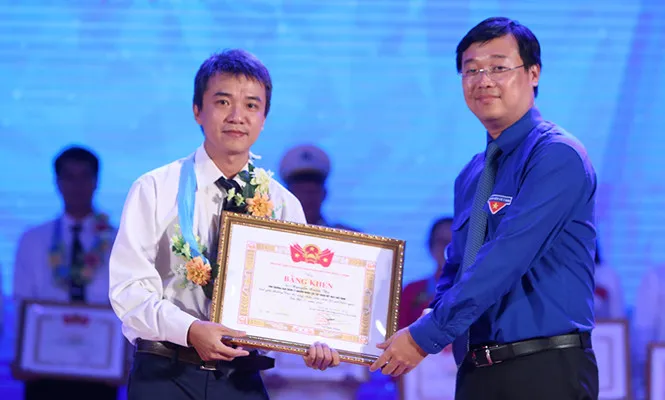 Tuyên dương 21 công chức trẻ, giỏi, thân thiện