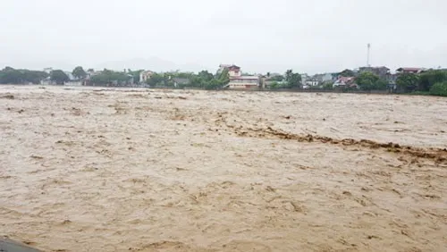 Mưa, dông tiếp tục hoành hành ở Trung bộ, Nam bộ