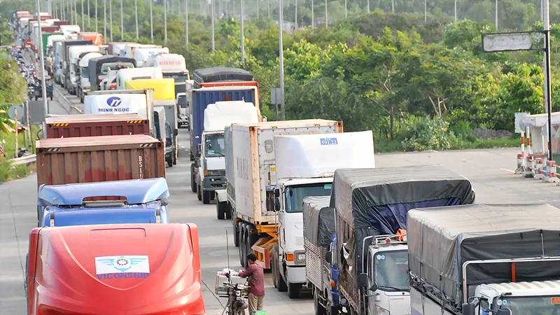 Phương tiện giao thông nối đuôi nhau vào vòng xoay Mỹ Thủy Ảnh: THÀNH TRÍ