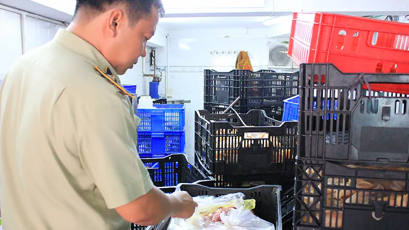 QLTT TPHCM kiểm tra một kho hàng vi phạm Ảnh: THI HỒNG
