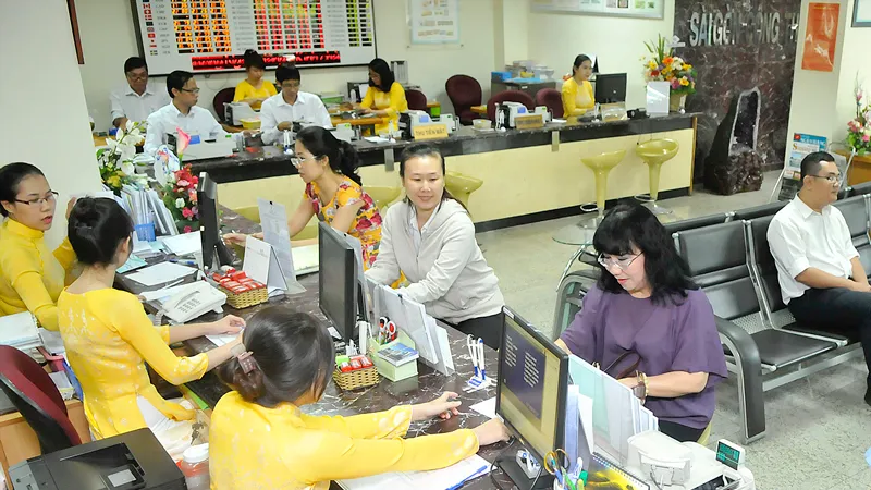Giao dịch tại Saigon Bank Ảnh: CAO THĂNG