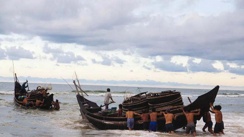 Ngư dân đẩy thuyền ra khơi sau cơn bão vừa tan