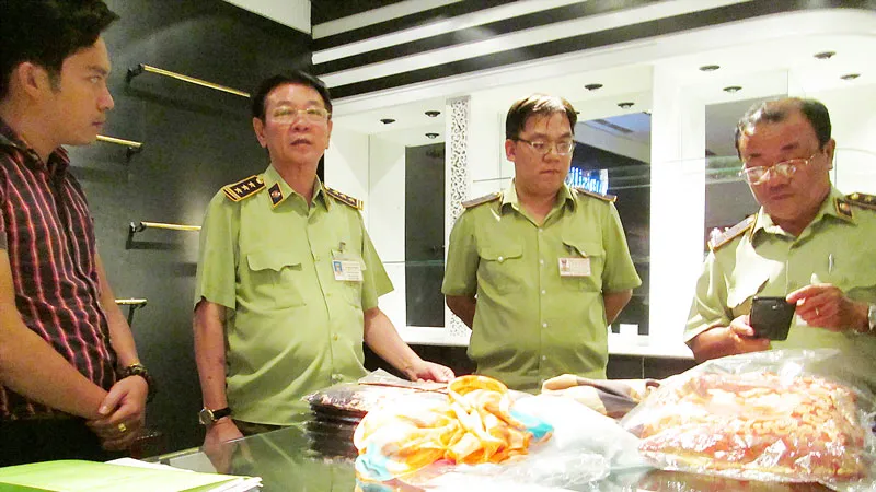 Quản lý thị trường TPHCM kiểm tra các cửa hàng Khaisilk
