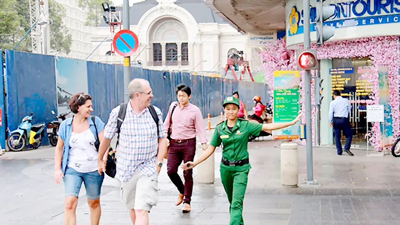 Chị Quách Kim Hoàng nhiệt tình hướng dẫn du khách tại phố đi bộ Nguyễn Huệ