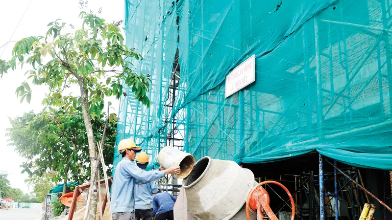 Cá nhân xây dựng công trình trên 100 triệu đồng phải nộp thuế. Ảnh: THÀNH TRÍ 
