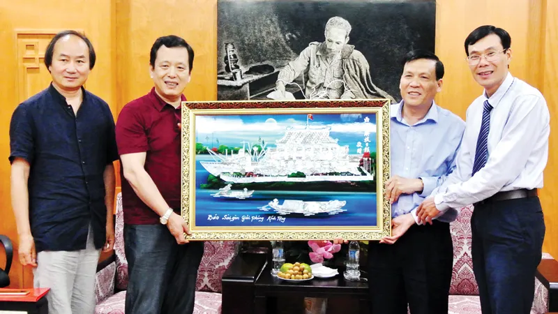 Đoàn Hội Nhà văn Trung Quốc thăm Báo SGGP