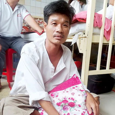 Gia đình nghèo cùng vào bệnh viện