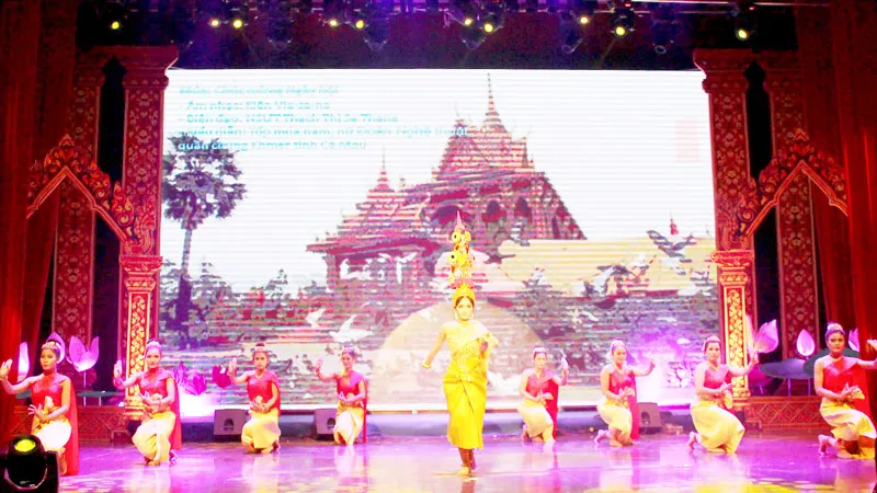 Biểu diễn nghệ thuật truyền thống của đồng bào Khmer Nam bộ tại ngày hội Ảnh: NGỌC CHÁNH