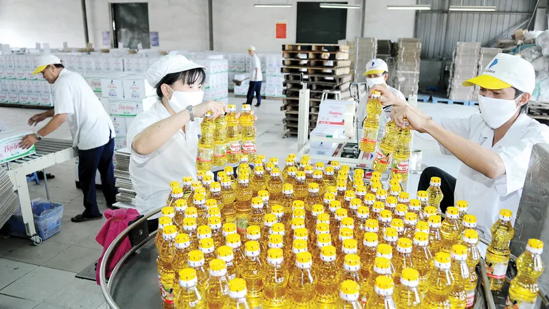 Sản xuất dầu thực vật tại một đơn vị Ảnh: CAO THĂNG