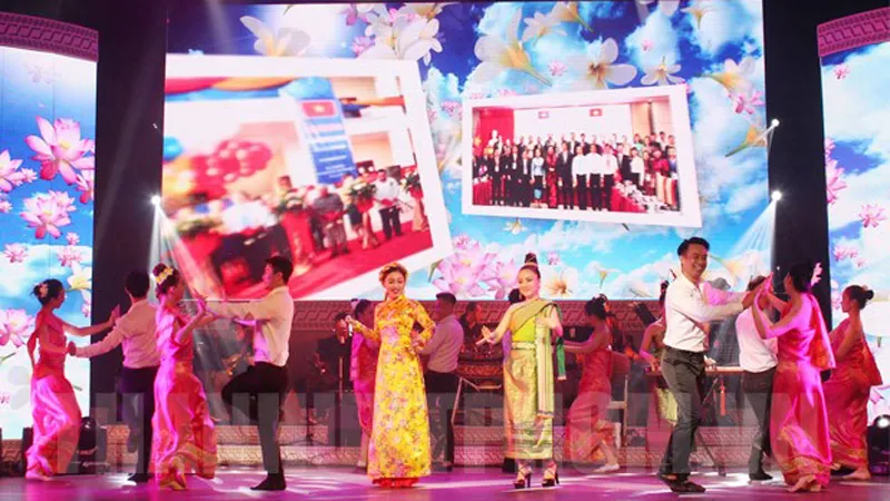 Tiết mục Tấm lòng Lào - Việt. Ảnh: hcmcpv