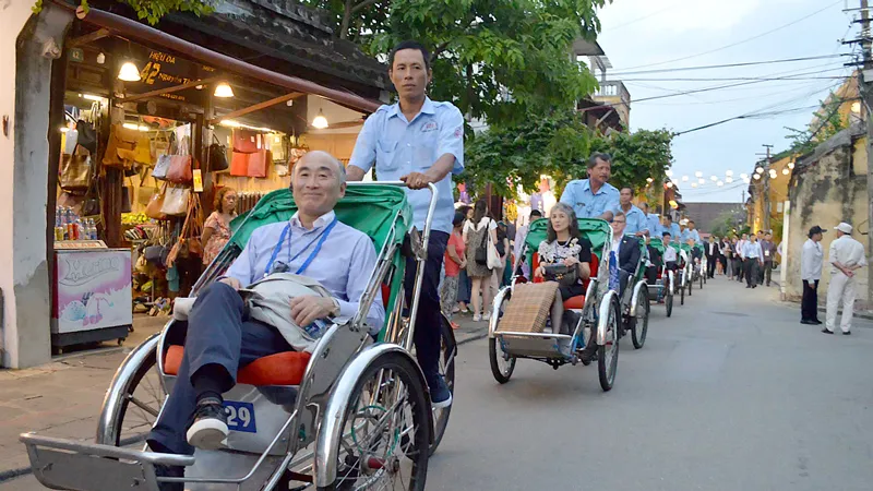Các bộ trưởng tài chính tham quan Hội An trong những ngày diễn ra APEC